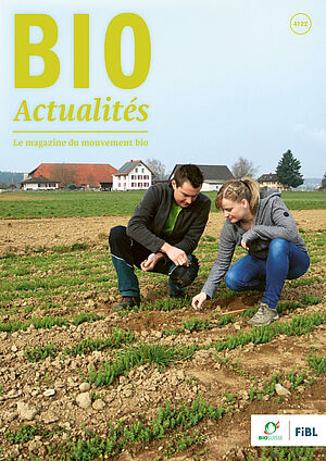 Page de couverture du Bioactualités 4|2022: Les fermiers sur leur champs.