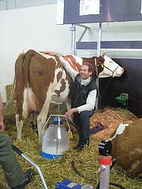 « Fifi » , vache Swiss Fleckvieh avec son propriétaire Olivier Béday, de Montricher VD