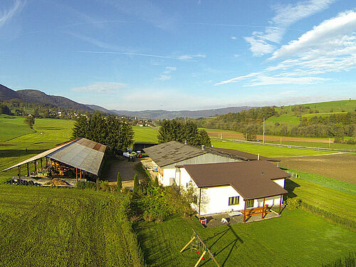 Photo aérienne de la ferme de Yvette Fleury, on voit les différents bâtiments composant la ferme.