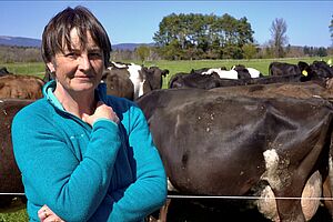 Susanne Käch de Champion devant ses vaches de race Kiwi Cross