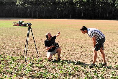 Making-of: Deux hommes avec une camera sur le champs de betteraves