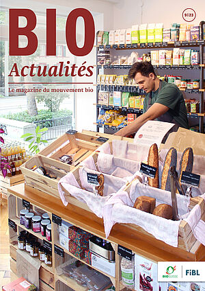 Page de couverture du Bioactualités 8|23: Un homme dans un magasin.