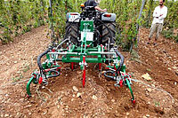 Encore une autre machine pour travailler la vigne.