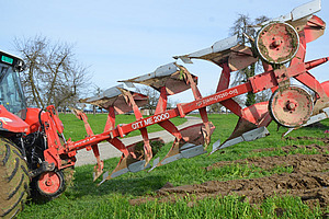 Le vol à plat soulevé derrière le tracteur.  