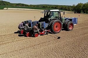 Un tracteur sur un champs