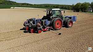 Un tracteur sur un champs