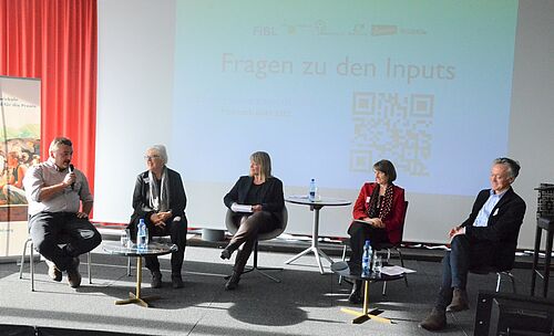 Discussion avec Daniela Lager: table ronde avec intervenants et praticiens. Photo: FiBL, Andreas Basler.