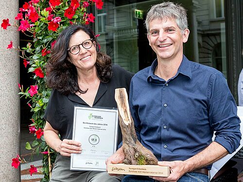 [Translate to Französisch:] Frau und Mann mit Pokal und Urkunde
Frau und Mann mit Pokal und Urkunde
Frau und Mann mit Pokal und Urkunde