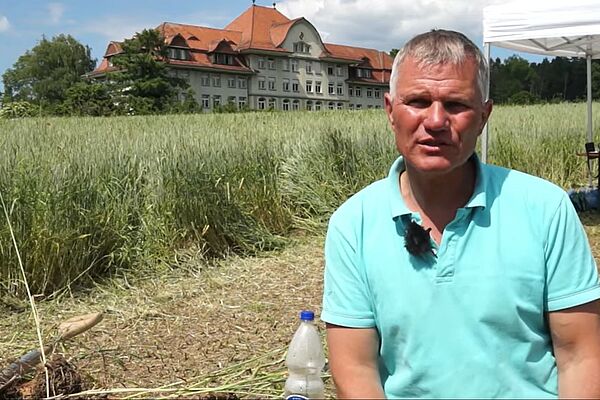 Friedrich Wenz devant l'école bio Schwand 