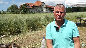 Friedrich Wenz devant l'école bio Schwand 