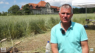 Friedrich Wenz devant l'école bio Schwand 