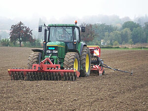 Tracteur en semant du blé