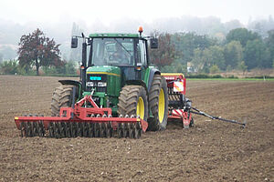 Tracteur en semant du blé