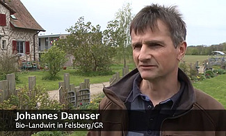 Un agriculteur bio donne une interview.