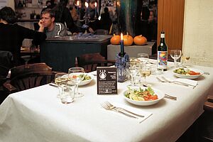 Une table dressée dans un restaurant