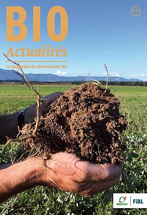 Page de couverture du Bioactualités 3|2020, de la terre dans les mains devant un ciel bleu