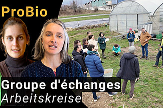 Deux femmes avec un groupe de gens devant une serre.