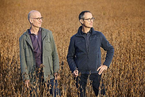 Balz Strasser et Rolf Bernhard se trouvent dans un champ de blé.