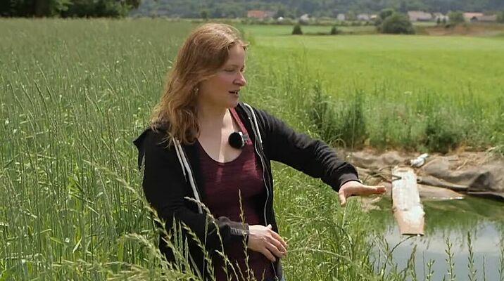 Une femme près d'un petit plan d'eau