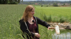 Une femme près d'un petit plan d'eau