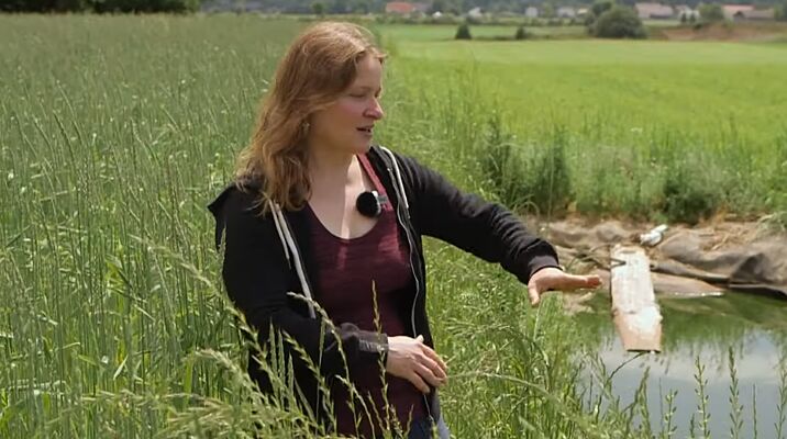 Une femme près d'un petit plan d'eau