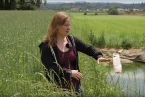 Une femme près d'un petit plan d'eau