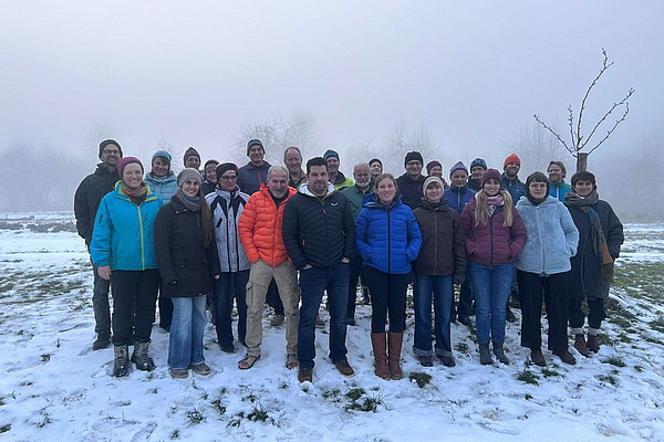 Un groupe de personnes dans la neige.