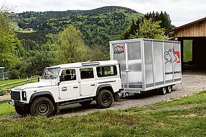 Land Rover blanche avec remorque d'unité d'abattage