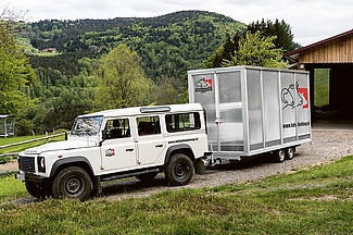 Land Rover blanche avec remorque d'unité d'abattage