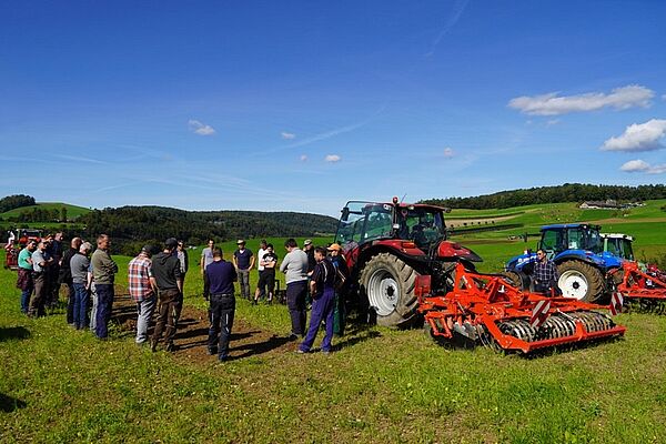 Agriculteurs à côté de machines dans un champ