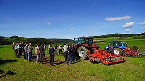 Agriculteurs à côté de machines dans un champ