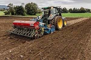 Tracteur sur un champ