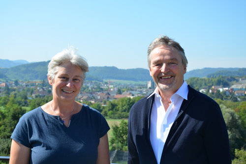 Les protagonistes devant un paysage.