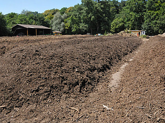 Meules de compost recouvertes de bâches semi-perméables.