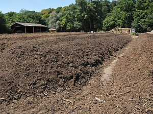 Meules de compost recouvertes de bâches semi-perméables