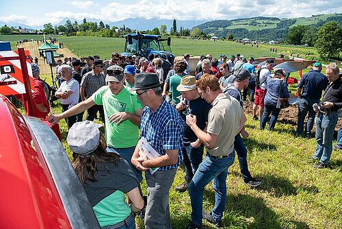 Visiteurs à la démonstration de la machine