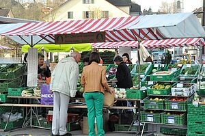 [Translate to Französisch:] Biostand am Markt in Uster, ZH. Foto: FiBL, Thomas Alföldi