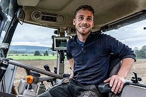 Andreas Pfister assis dans le tracteur