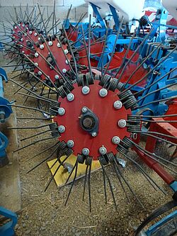 Vue de près d'une étrille rotative Steketee.