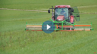 l'écimeuse utilisé dans un champ de céréales où les mauvaises herbes sont hautes