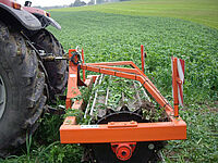 Rouleau faca derrière un tracteur