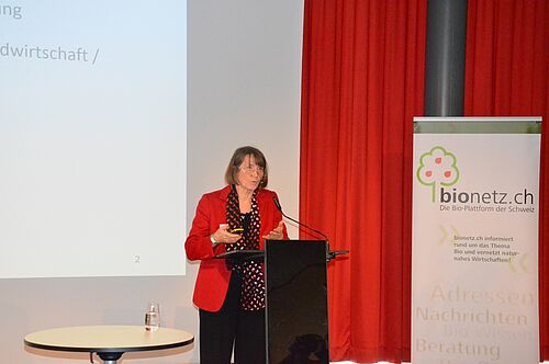 Irmi Seidl, économiste, s'est penchée dans son exposé introductif sur la question "Pourquoi la durabilité, la consommation et la croissance sont-elles en contradiction?" Photo: FiBL, Andreas Basler.