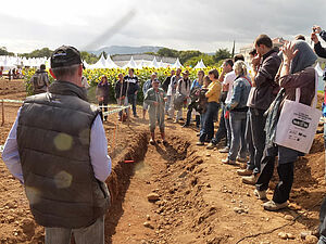 Beaucoup de spectateurs devant le profil de sol