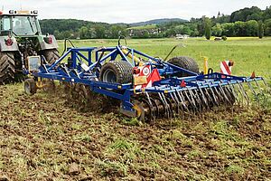 Cultivateur de précision Treffler au travail dans une prairie. 