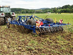 Cultivateur de précision Treffler au travail dans une prairie. 