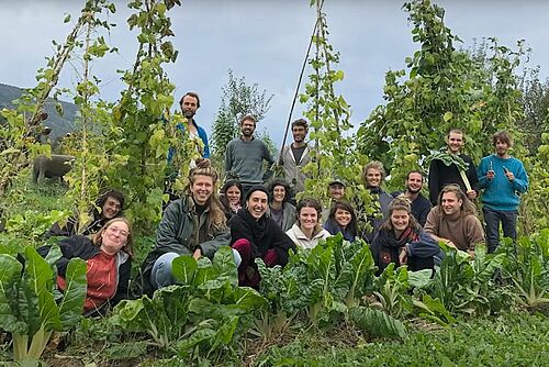 Les membres de F.A.M.E. sur un champs avec des légumes