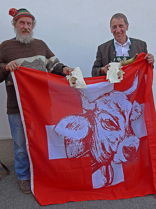 [Translate to Französisch:] Armin Capaul und Josef Kögel halten eine Fahne mit je einen halben Kuhschädel mit und ohne Horn
Unterschriftenbogen deutsch