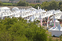 Un village de tentes sous lesquels sont abrités les stands.