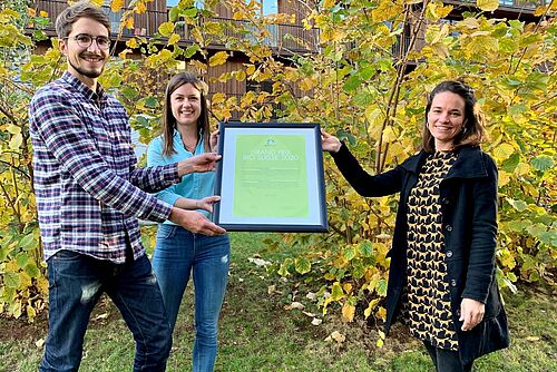 Un homme et deux femmes avec le certificat du Grand Prix Bio Suisse