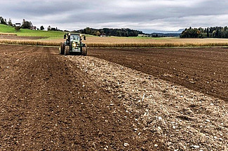 Tracteur sur un champ